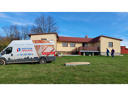 Izolace stropu zděné chaty s pultovou střechou ve Zlatkově